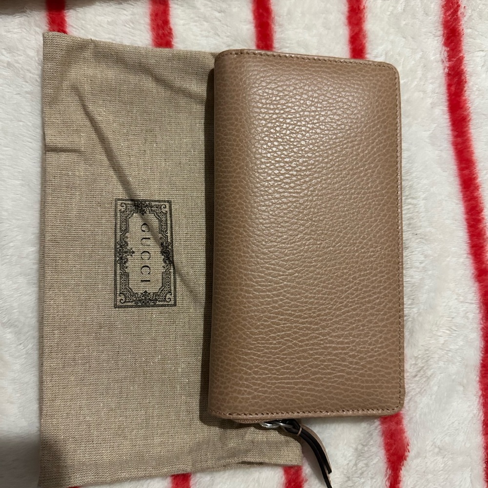 Gucci Beige Leather Wallet - Picture 2 of 13